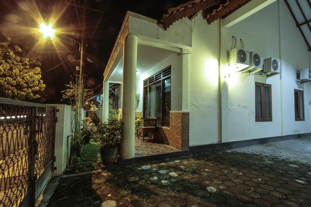 Griya Langen Guesthouse Yogyakarta Exterior photo